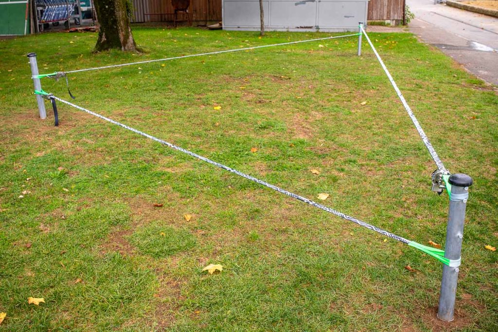 Slackline-Anlage neben Fussballplatz