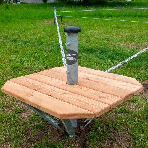 Slackline-Startplattform aus Schweizer Lärchenholz auf feuerverzinktem Stahlträger, montiert an SLACKTIVITY-Pfosten im öffentlichen Raum